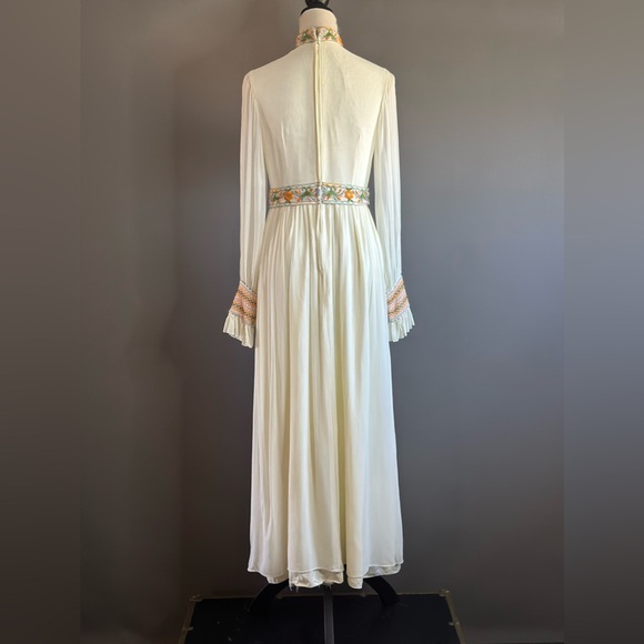 Vintage 70s Montaldos Union Made Wedding Dress Cream Embroidered Flowers - Picture 6 of 15